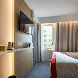 Standard Queen Room Disability Access